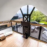 Unique Boat Shaped House At Lakefront #instaworth Сasa de vacaciones *