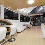 Unique Boat Shaped House At Lakefront #instaworth Сasa de vacaciones *