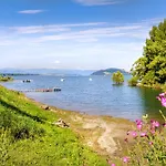 Сasa de vacaciones Unique Boat Shaped House At Lakefront #instaworth