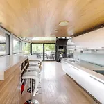 Unique Boat Shaped House At Lakefront #instaworth Сasa de vacaciones *