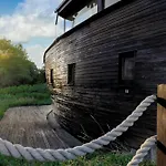 Сasa de vacaciones Unique Boat Shaped House At Lakefront #instaworth