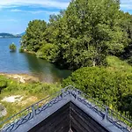 Unique Boat Shaped House At Lakefront #instaworth Сasa de vacaciones *
