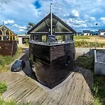 Unique Boat Shaped House At Lakefront #instaworth Сasa de vacaciones Liptovský Mikuláš