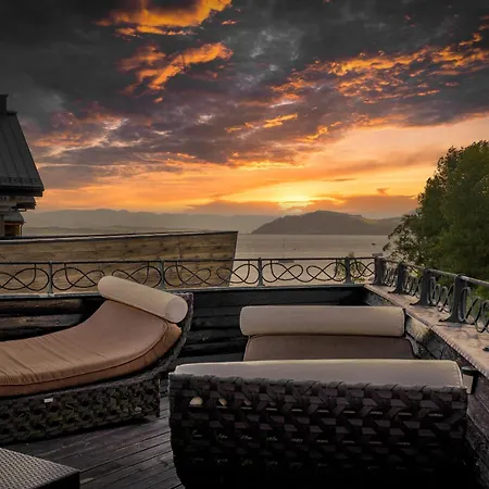 Unique Boat Shaped House At Lakefront #instaworth بيت للعطل