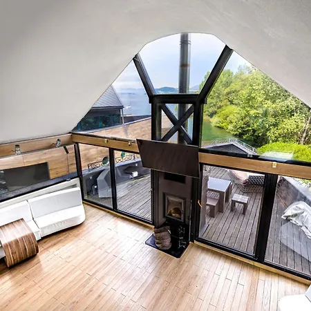 Unique Boat Shaped House At Lakefront #instaworth بيت للعطل *