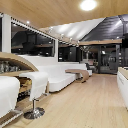 Unique Boat Shaped House At Lakefront #instaworth بيت للعطل *