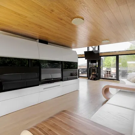 Ferienhaus Unique Boat Shaped House At Lakefront #instaworth *