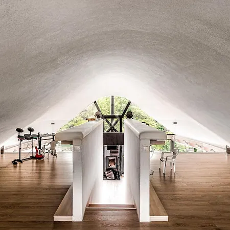 Unique Boat Shaped House At Lakefront #instaworth Tatil Evi Liptovský Mikuláš