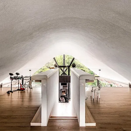 Unique Boat Shaped House At Lakefront #instaworth 度假居 Liptovský Mikuláš