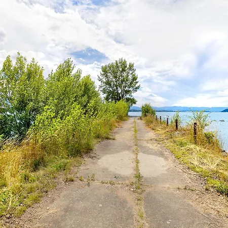 Unique Boat Shaped House At Lakefront #instaworth Dom wakacyjny Liptowski Mikułasz