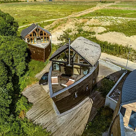 Dom wakacyjny Unique Boat Shaped House At Lakefront #instaworth Liptowski Mikułasz