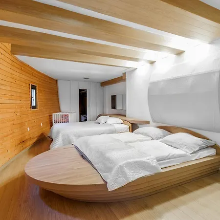 بيت للعطل Unique Boat Shaped House At Lakefront #instaworth