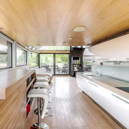 Unique Boat Shaped House At Lakefront #instaworth Ferienhaus *