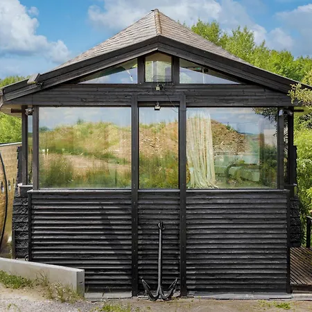 Unique Boat Shaped House At Lakefront #instaworth Ferienhaus