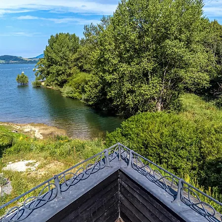 Unique Boat Shaped House At Lakefront #instaworth بيت للعطل *