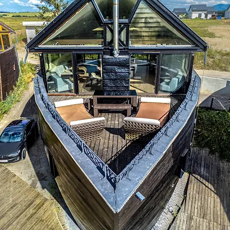 別荘 Unique Boat Shaped House At Lakefront #instaworth *