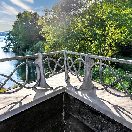 Unique Boat Shaped House At Lakefront #instaworth * Liptowski Mikułasz