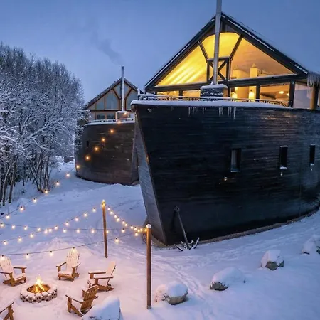 Unique Boat Shaped House At Lakefront #instaworth Casa vacanze Liptovský Mikuláš