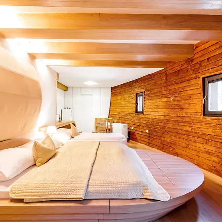 Unique Boat Shaped House At Lakefront #instaworth Casa vacanze Liptovský Mikuláš