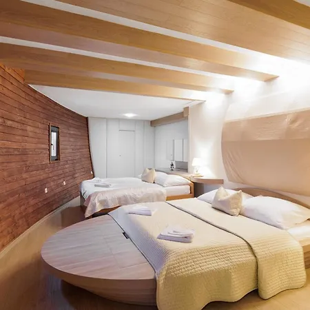 Unique Boat Shaped House At Lakefront #instaworth Casa vacanze