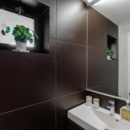 Unique Boat Shaped House At Lakefront #instaworth بيت للعطل Liptovský Mikuláš