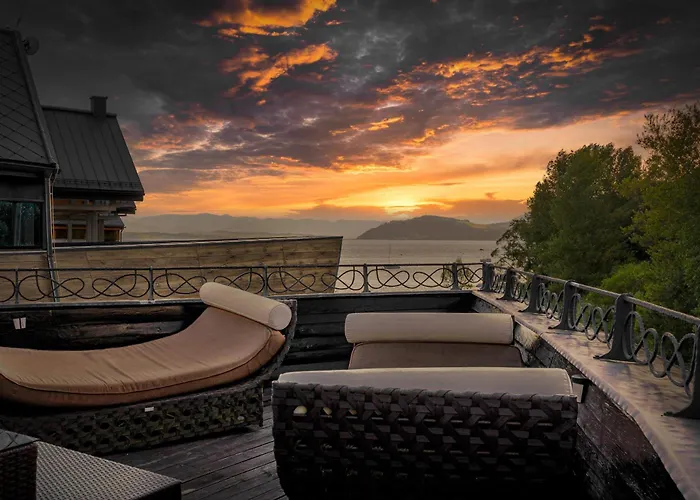 Unique Boat Shaped House At Lakefront #instaworth Casa vacanze