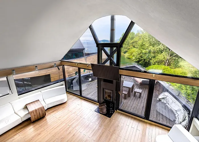 Unique Boat Shaped House At Lakefront #instaworth Casa vacanze *