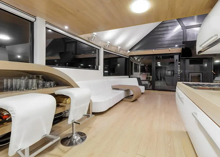 Unique Boat Shaped House At Lakefront #instaworth Casa vacanze *