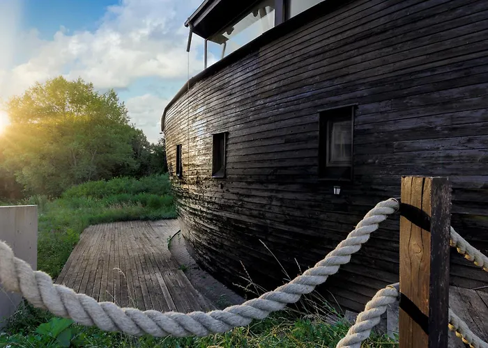 Nyaraló Unique Boat Shaped House At Lakefront #instaworth