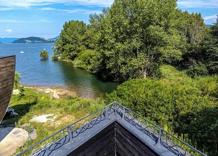 Unique Boat Shaped House At Lakefront #instaworth Nyaraló *