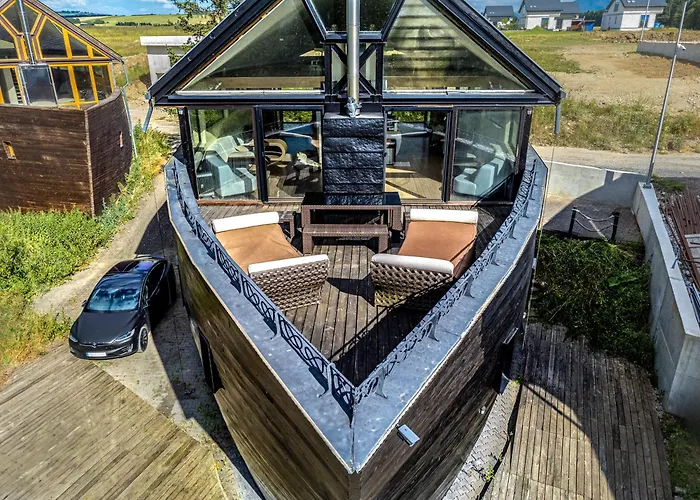 Nyaraló Unique Boat Shaped House At Lakefront #instaworth *