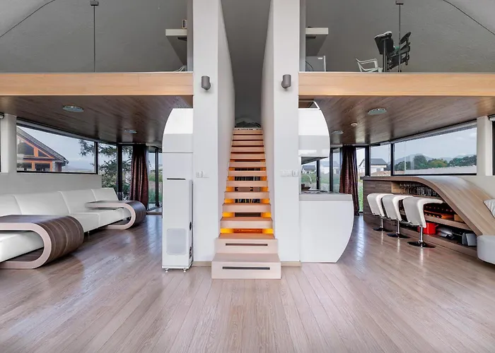 Unique Boat Shaped House At Lakefront #instaworth Casa vacanze Liptovský Mikuláš