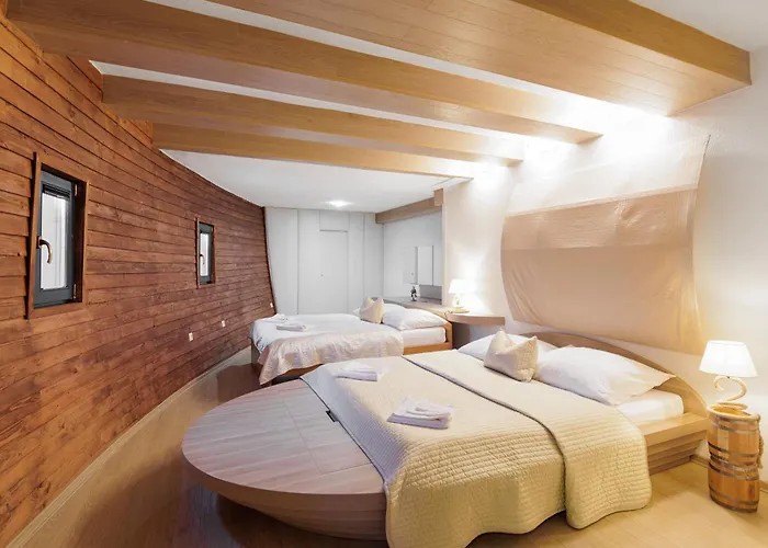 Unique Boat Shaped House At Lakefront #instaworth Casa vacanze